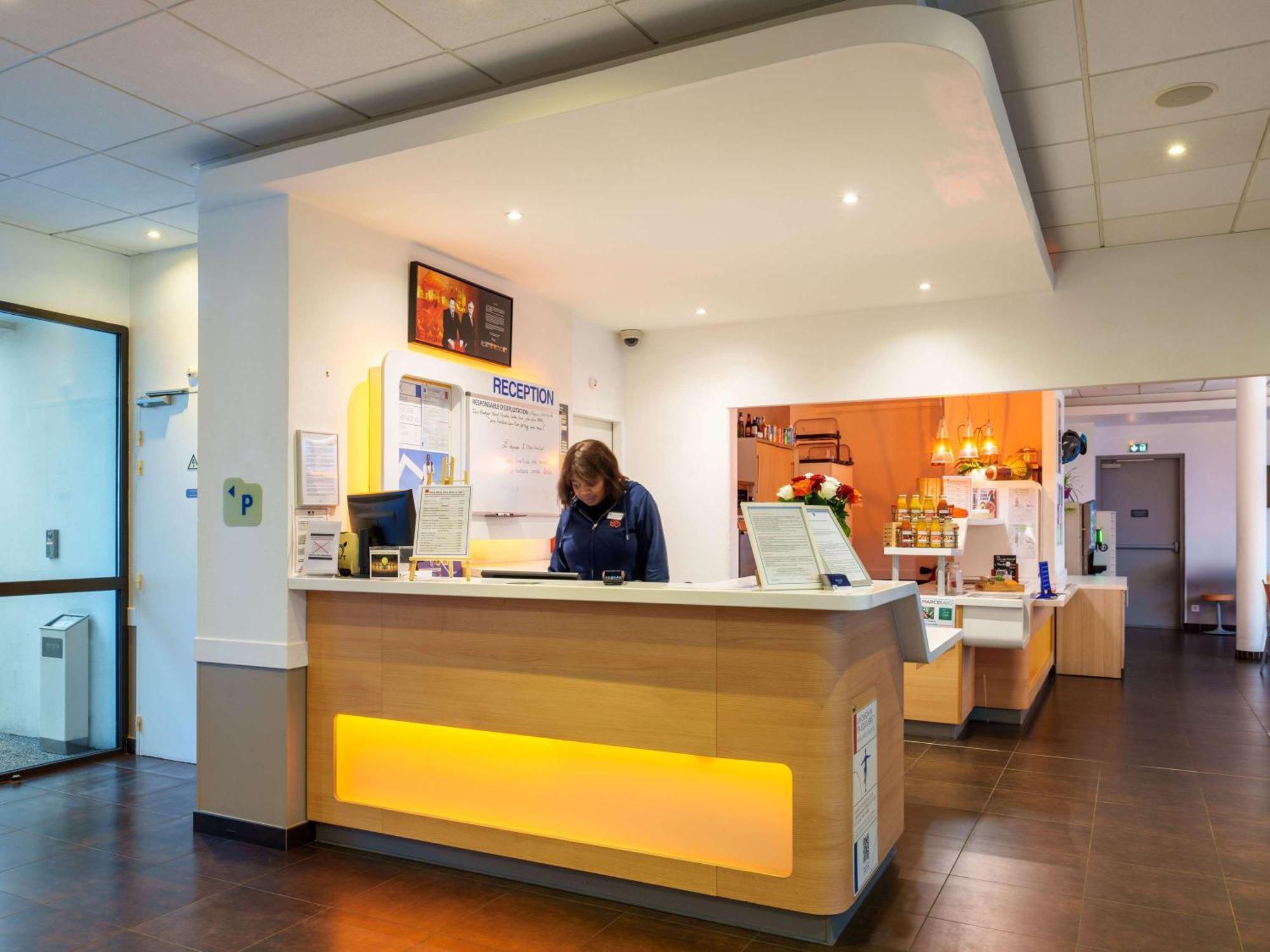 Ibis Budget Saint-Quentin Centre Gare Экстерьер фото