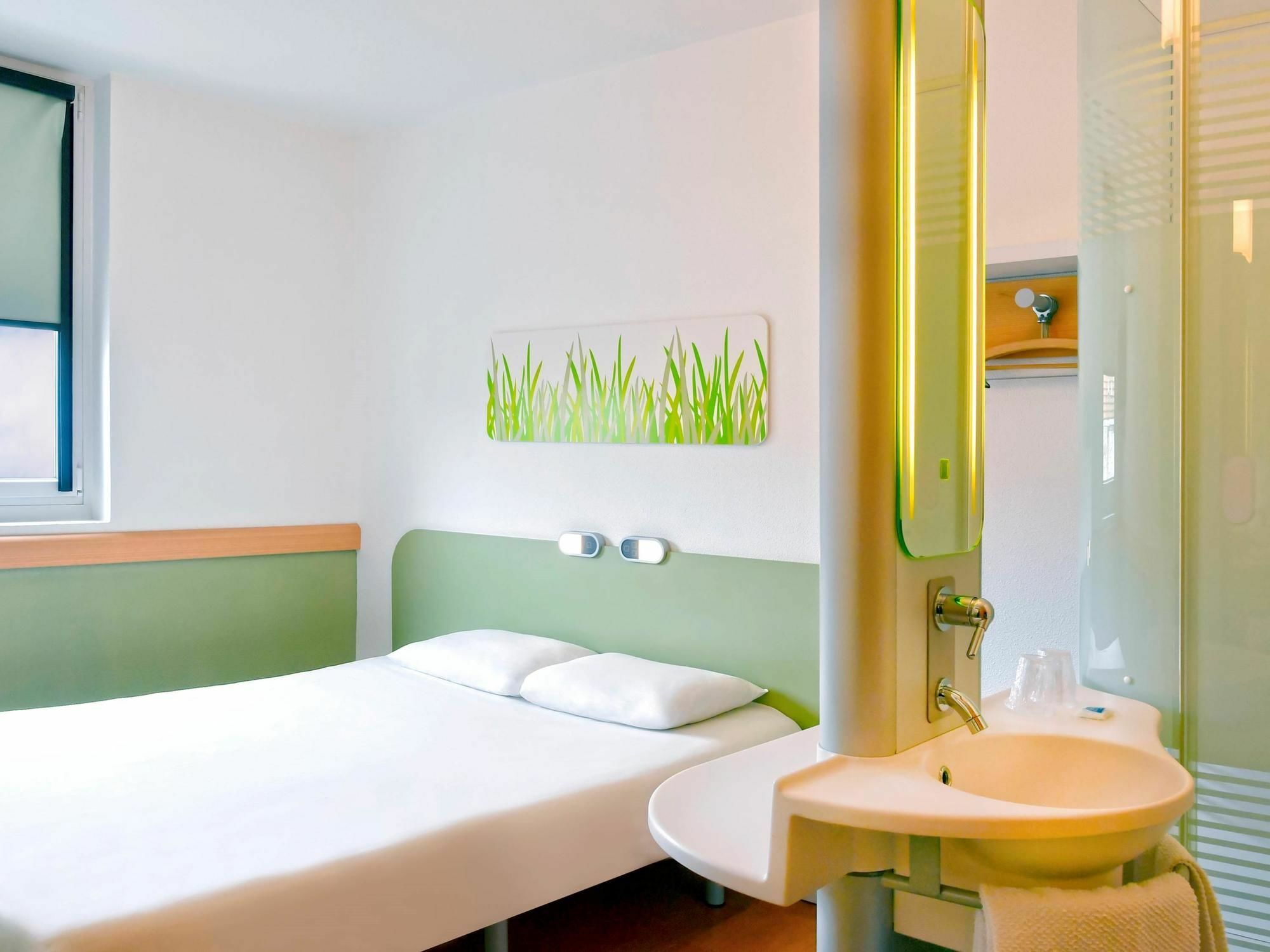 Ibis Budget Saint-Quentin Centre Gare Экстерьер фото